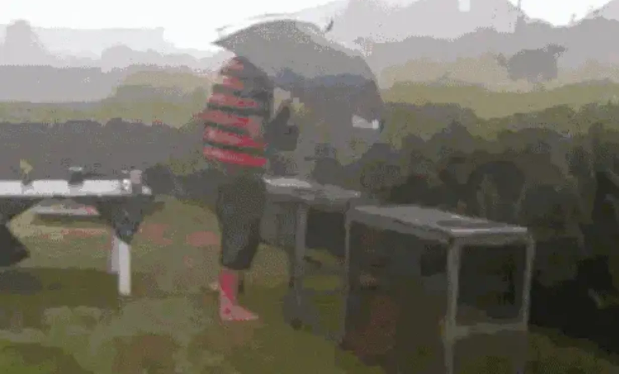 福建莆田遭遇持续强暴雨，当地启动最高级别暴雨应急响应，直接实行停工，停产，停课，休市的三停一休措施，全力应对暴雨带来的各类灾害风险。
连续多日的大雨，把当地土壤全部浸透，河流水位接连刷新历史记录。部分区域山洪风险，山体滑坡风险，还有城区内涝风险，全部处在高位。仙游不少地方积水漫进房屋，老旧建筑出现垮