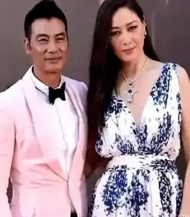 1997年结婚时，任达华和琦琦约定不生孩子、不买房、不吵架，丁克七年满世界飞。2004年琦琦意外怀孕，他沉默了几十秒，开口第一句是“你身体咋样”。飞机一落地香港，家都没回，拖着行李直奔母婴店，一米八几的硬汉蹲在推车前摸坐垫、问避震，比挑剧本还仔细。据中国新闻网报道，2004年12月女儿出生，49岁的