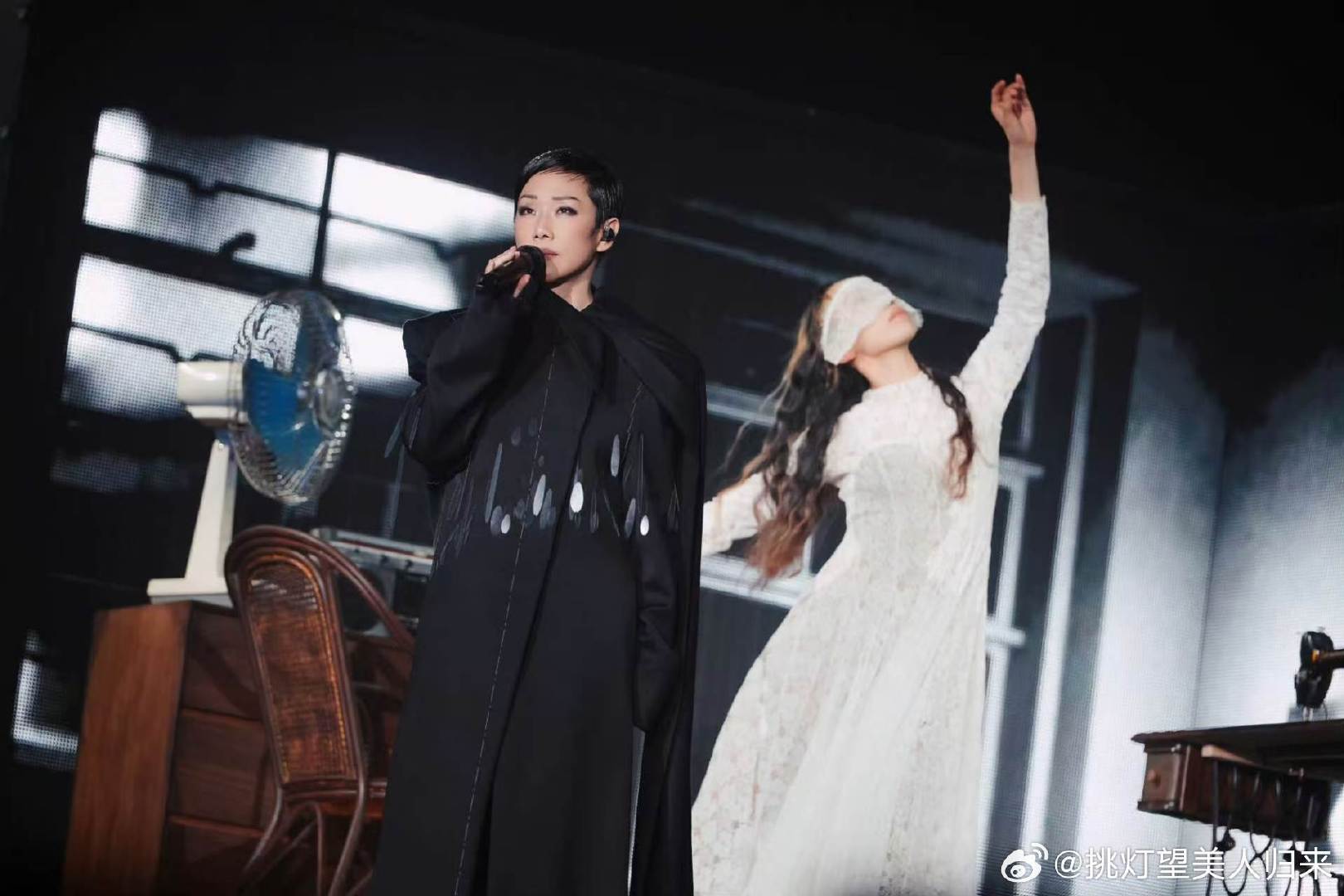 #林忆莲上海售罄加场##为什么几代人都爱听林忆莲#不同年纪的人都能在她的歌声里找到属于自己的情绪共鸣。 ​