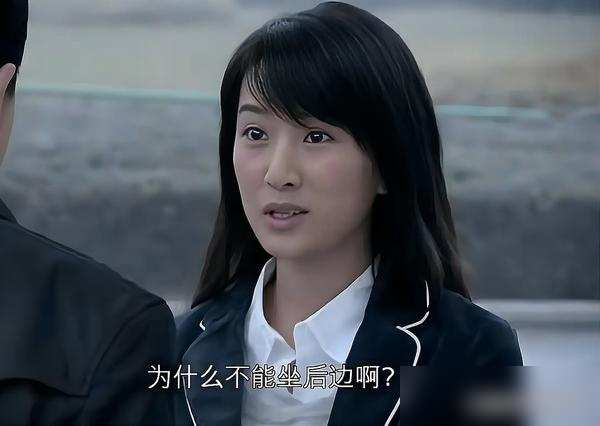 李念拍完《蜗居》大结局那晚，直接失眠了。她说，那角色疼得她晚上根本睡不着。
海藻走的时候，把宋思明给的包、首饰、大衣全扔下了。一堆奢侈品，她碰都没碰。就带走一个破发卡，小贝第一次发工资买的。
弹幕吵翻了，说这是醒悟。李念不认，她只说了一句，海藻和宋思明之间，不会是真爱。
采访里她补了句大实话，