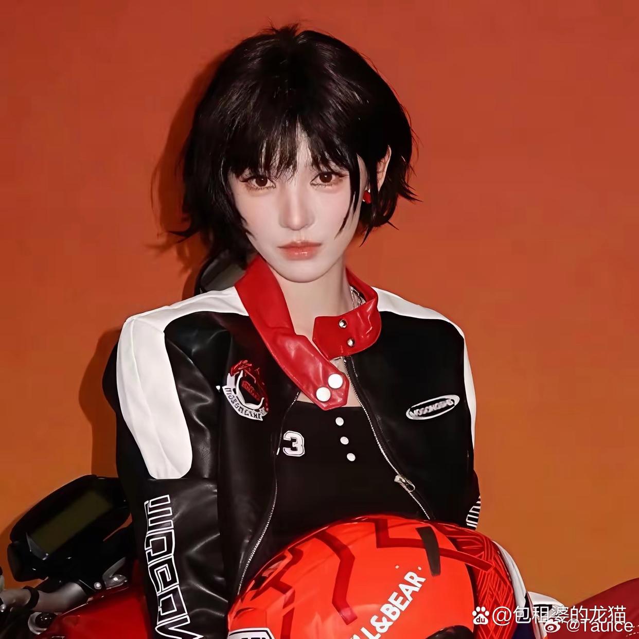 张予曦到《我家那闺女》才知妈妈生了弟弟——被网友叫“张家齐妈妈接班人”的张妈，闷声办了事：弟弟都生了、金项链也买了，就是不跟女儿说，全靠她自己撞见。钱要是交家里，后面是不是还得养弟弟，这层关系就有点微妙。说白了，张予曦跟代露娃差不
多，正经出圈作品没多少，倒靠综艺消费爸妈家人把存 ​
