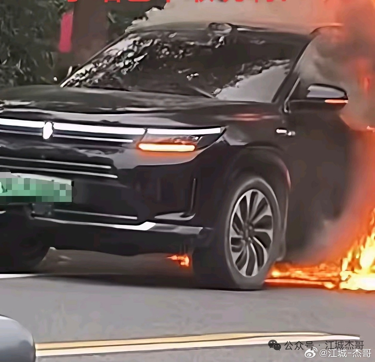 继陕西神木问界M9撞击起火后没几天，湖北十堰又发生一起问界M7起火事故，不少看热闹不嫌事大的网友又在说是不是电池自然了。虽然现在官方通报和交通事故原因调查结果还未通报，但是通过现场群众还原事故经过后，很明显这是一起因为交通事故引发的燃油泄露或戳穿了电池引起的起火事故。请大家在不信谣的 ​