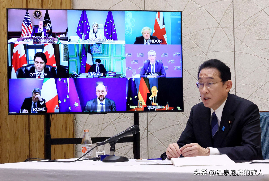 近期俄日历史舆论对峙持续升温，闹剧不断上演，令人啼笑皆非。为铭记二战胜利历史，俄罗斯远东地区树立纪念雕像，刻画苏联士兵击碎刻有“大日本帝国”与日本菊花纹章界碑的画面，还原反法西斯胜利史实。
 
此举让日本彻底破防，日方接连紧急交涉、官方抗议，首相更是双语发文施压，要求俄方拆除雕像。