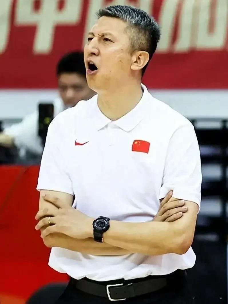 郭士强教练是不会离开中国男篮的，他在输给伊朗赛后鼓励CBA球员：“中国男篮大门永远向所有人敞开。只要发自内心的愿意并且达到要求我都欢迎球员来国家队，我会去现场看CBA前八轮的情况来继续给中国男篮选人。”

所以，现在什么样，以后还什么样，或许这是未来最好成绩了。