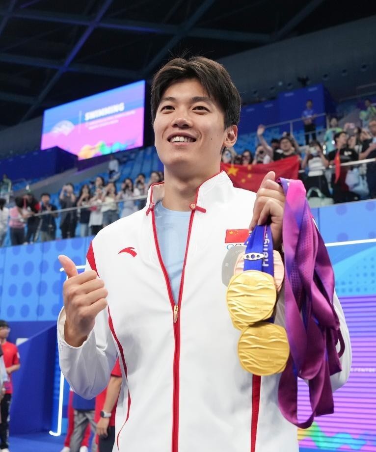 32岁的汪顺，在福地只拿了两枚铜牌。
第五次征战亚运，他亲口说：这是我最后一届亚运会了。五届下来，6金2银7铜，200混亚运两连冠，200混亚洲纪录、400混全国纪录都还写在他名下。
说实话，看到他说“最后一届”的时候，心里挺不是滋味的。奥运冠军的福地，最后带走的是两枚铜牌，听着好像不够圆满，可一个