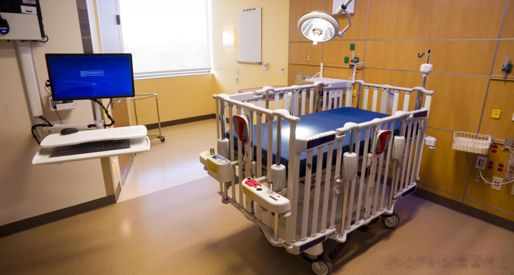 看完荷兰这起幼儿安乐死案件，心情格外沉重🫁
生命议题从来没有简单标准答案，争议一直都在⚖️
两名医生原本认为可以尝试姑息治疗来缓解痛苦💔

孩子早产带来不可逆脑损伤，癫痫反复折磨着幼童👶
但争议核心在于：痛苦是否达到无法忍受的标准📄
父母拒绝保守方案，转而找到持不同意见的第三位 ​
