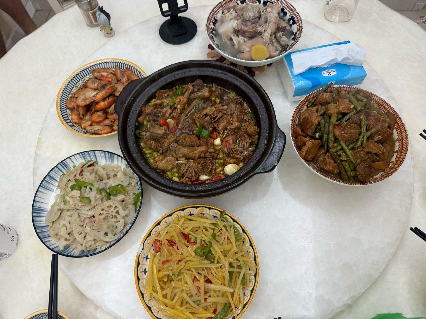 #王嘉尔对绯闻的态度#bs
王嘉尔和宋雨琦都挺喜欢的，都是很优秀的人，王嘉尔对绯闻的态度认可，是就是，不是就会直接否认[哈哈]喜欢直接的人
今天妈妈做了一桌丰盛的菜，香香 ​