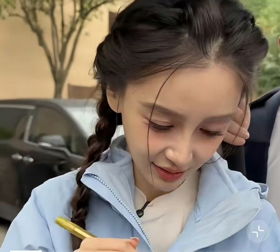 邓超与杨颖一起在重庆录制综艺节目，杨颖扎着两条麻花辫，穿着登山服，皮肤状态很好，少女感十足，而邓超肤色暗沉，满脸的疲惫，看起来很老气。