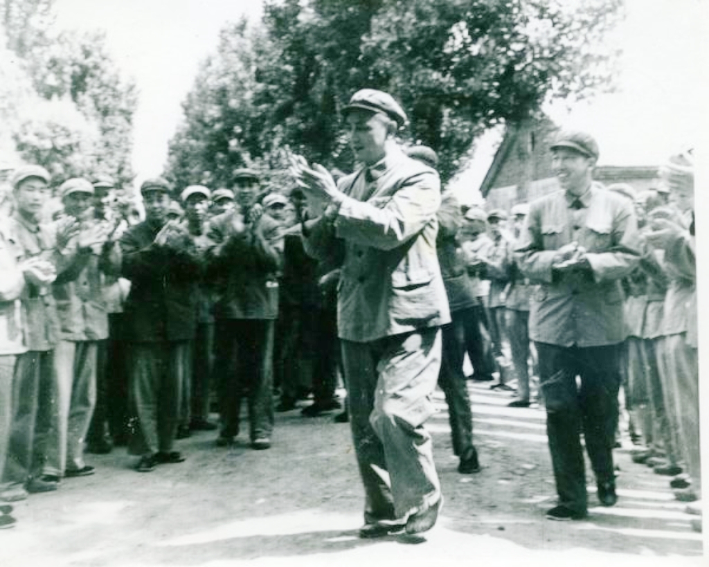 1966年3月，时任北京军区政治部主任兼抗震救灾领导小组组长吴岱将军（前中）代表