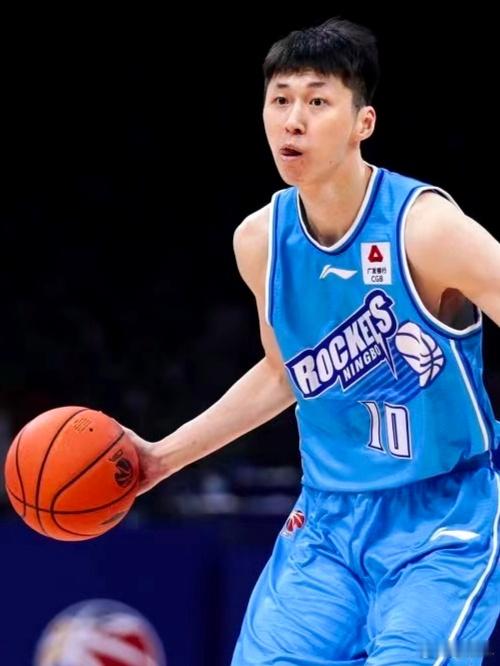 传闻山西汾酒男篮有意引进宁鸿宇
如果山西拿下这名空间4‑5摇摆人，会带来什么改变？休赛期的山西汾酒男篮，一直在打磨阵容深度。在完成后场、主力锋线的补强之后，球迷圈内，关于山西有意追求宁波前锋宁鸿宇的讨论，一直热度很高。尽管宁波方面已经官宣和宁鸿宇完成续约，现实层面直接签下的难度不小 ​