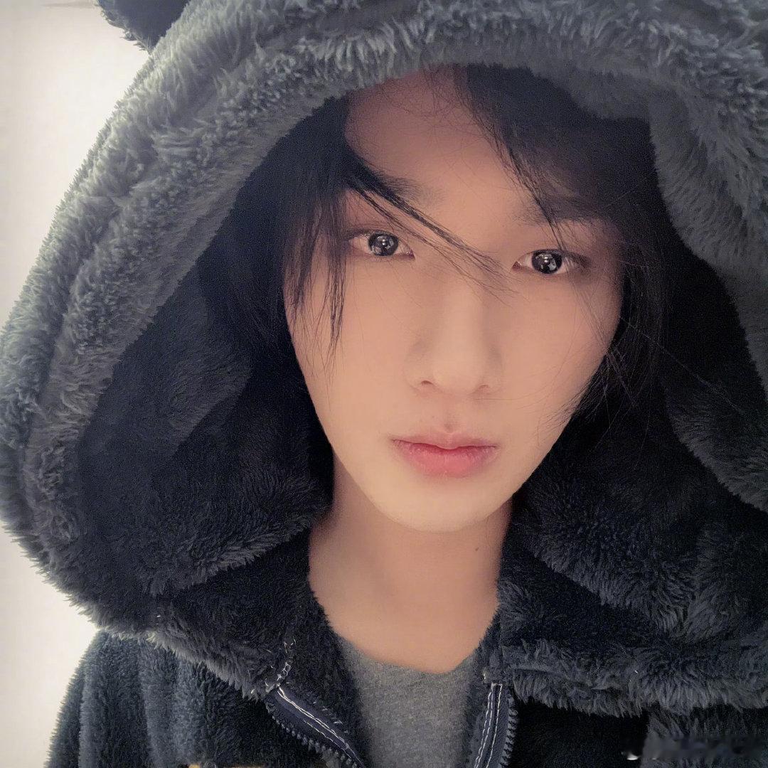 #李宏毅薛回文# lhy#李宏毅岐凤殷#
我喜欢你，就像大风吹过海面，乏起浪花一样，自然而然，再冷的天气，也没法阻止，我喜欢你的温度。​