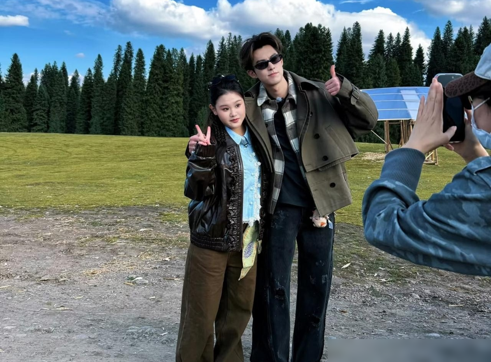 张家齐一个04年的小姑娘，钻进六个男明星的综艺里，没被淹没反而成了核心。王鹤棣直接摘自己墨镜给她挡太阳，黄晓明晒全员素颜照，这待遇没谁了。最绝的是她张嘴就管刘耀文、邵子恒叫弟弟，软乎乎一张脸，气场却稳得像大姐大。10月15日她自己发文说被照顾得妥妥的，隔天又喊话王鹤棣想你了棣棣哥，人家真就出来陪着吃