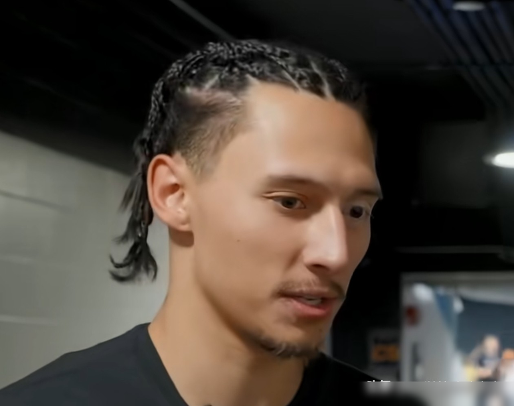 前NBA全明星拉塞尔，真来上海男篮了，合同都签了。
上海队这波操作不光是补强，是直接砸了个持球大核进来。NBA生涯场均15.6分5.2助攻，进攻端既能自己抡也能喂队友。但看球的老油条都清楚，这哥们防守端常年看戏，态度一摆烂就是万人捅。
京媒说得更直白：他那一套在CBA不一定好使。投射顶级但吃挡拆