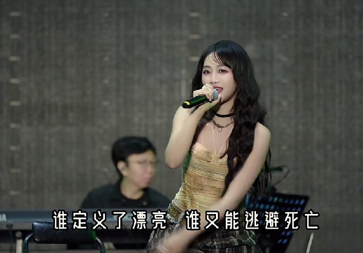 她的演唱会票一定很值，感觉是个会认真准备的女孩。自信阳光做什么事都能成的姑娘 歌词都那么的积极向上。