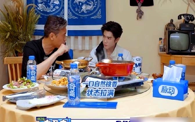 半个月的挨饿修行，被一顿酸菜鱼砸得稀碎。

身高183的陈哲远为拍古装硬饿到120斤。经纪人把人托付给胡军和李乃文监督吃草。俩老哥看着饭盒直摇头，光吃菜叶子怎么抡刀？

转头就把减脂餐收走，拽着他下馆子。热腾腾的酸菜鱼、油汪汪的番茄炒蛋盖上满碗炒饭。饿透了的人哪顶得住，端起碗一顿狂造，防线当场崩塌。