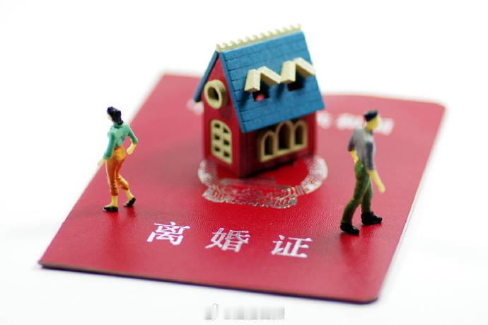 【男子离婚后得知抚养8年女儿非亲生   女子隐瞒孩子非男方亲生法院判赔40万】婚姻存续期间生育的女儿，离婚后由男方抚养，多年后一纸亲子鉴定却揭开残酷真相：孩子并非自己亲生。男方在得知真相后与女方签订协议，约定女方赔偿各项损失40万元，事后女方却以“协议无效”为由拒绝支付。近日，新疆库尔勒 ​