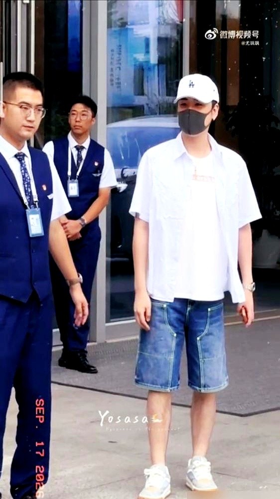 台下坐得满满当当，台上的人嗓子哑得像吞了刀片。

连扛27个节目，张云雷站在南京的舞台上死磕。全场几千双眼睛盯着，硬是没有一个人起身离席。

龚琳娜突然空降，一首《挽红纱》把戏腔和流行乐焊死在一起。青衣配小生，新艺术撞上老曲艺，骨血全在调子里。

没有干巴巴喊口号，观众直接拿真金白银和耳朵投票。这场