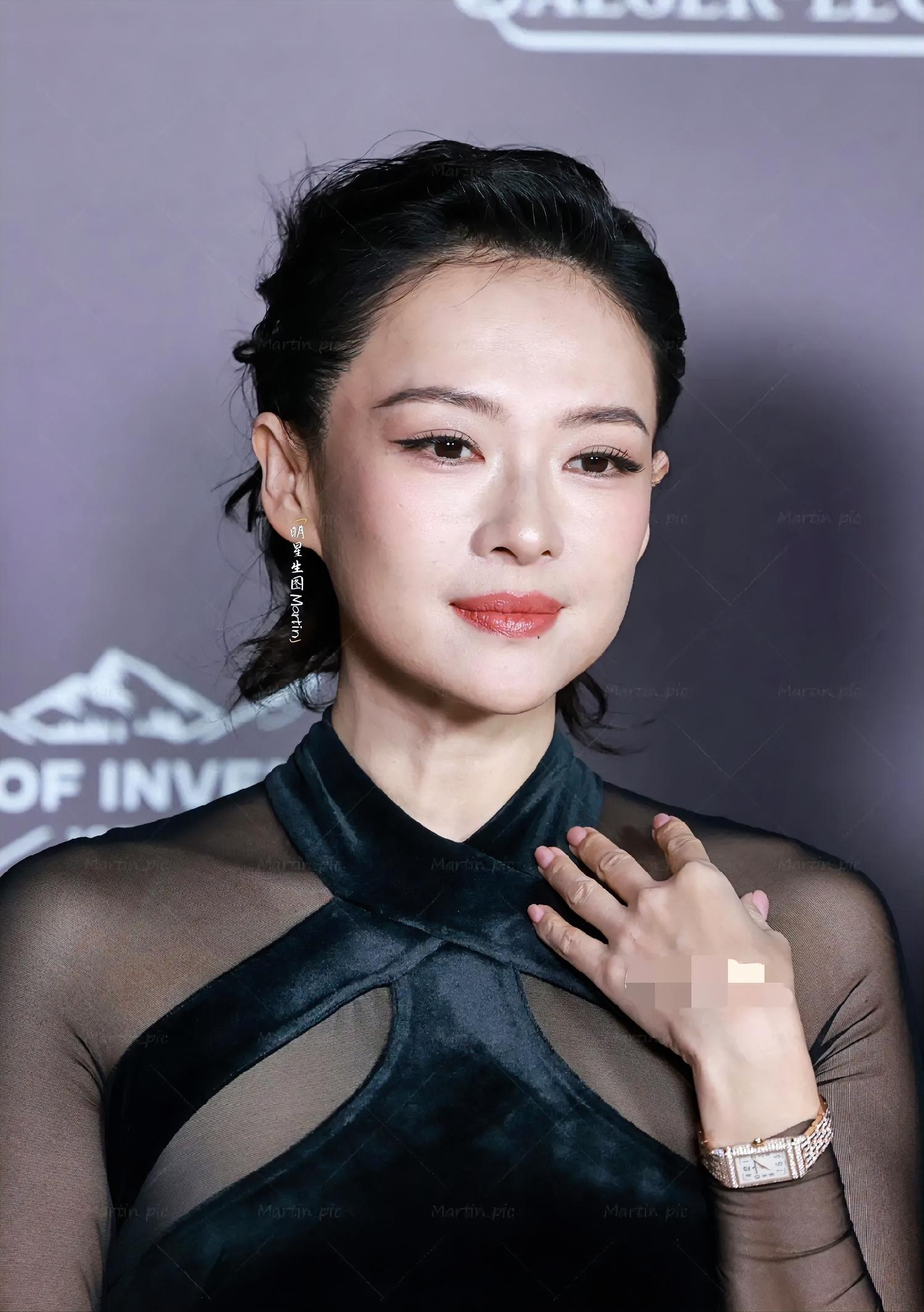 47岁的章子怡，离婚后更耀眼，凭什么？
2026年9月9号晚上，上海张园有个积家的品牌活动，章子怡压轴出场。我刷到她的照片，真的被震了一下，她穿着一身黑丝绒长裙，就戴了块表，看着特别简单，但又瘦又好看，网友都说她看着太年轻了，完全不像47岁。

活动结束后她发了一组照片，配了五个字：“时间多奇妙。”