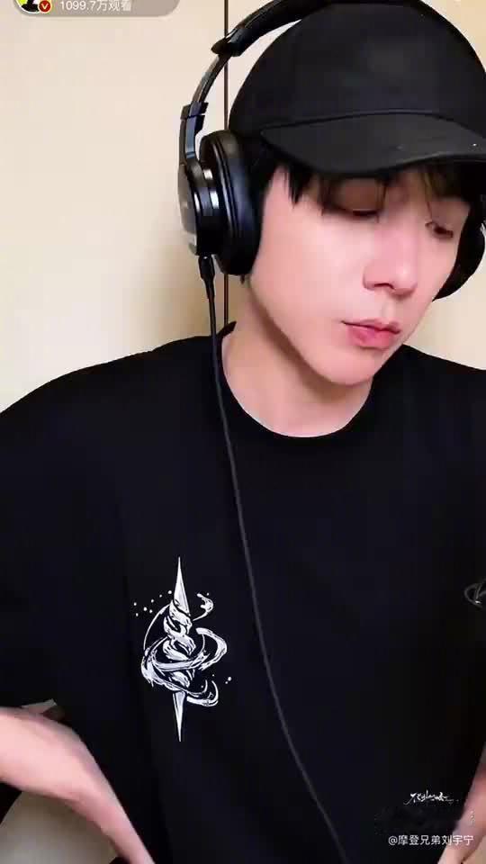 #娱乐[超话]##刘宇宁跟小沈阳说她很难唱# 果然懂行的人碰一起才会聊到点子上！这首歌的转音和气息控制本来就考验实力，两位都是舞台上摸爬滚打出来的实力派，凑一块聊演唱细节的样子太真实了，已经开始蹲两位会不会哪天攒个合作舞台，想想都觉得会炸场！ ​