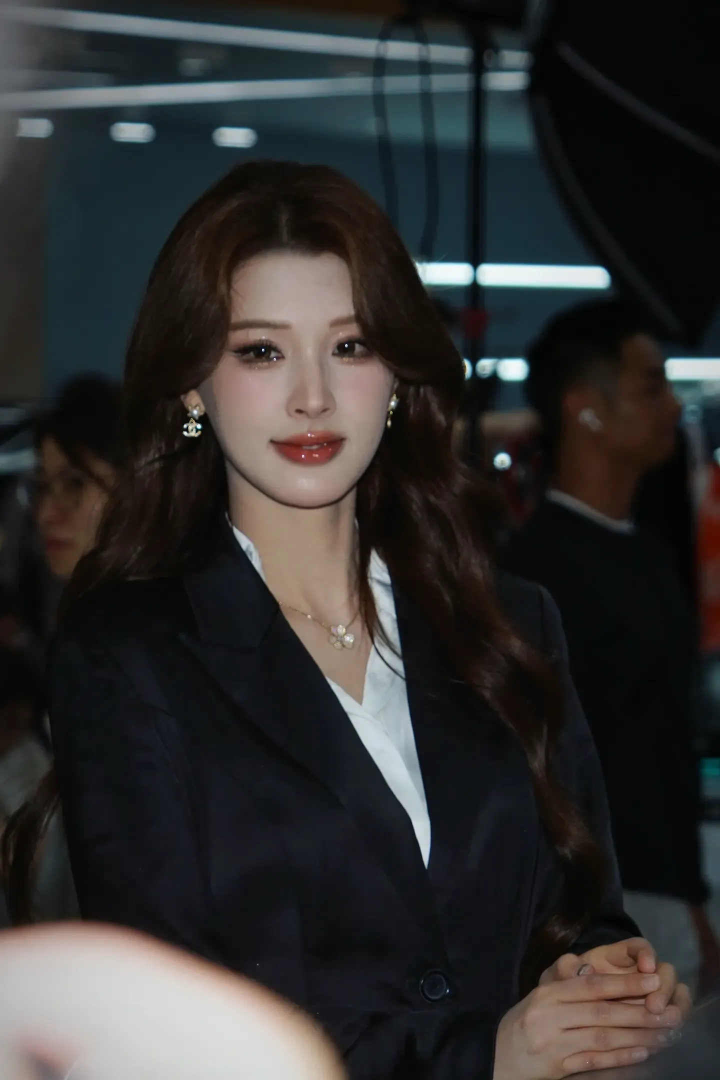 车展上，高颜值靓丽的美女车模美嘟。