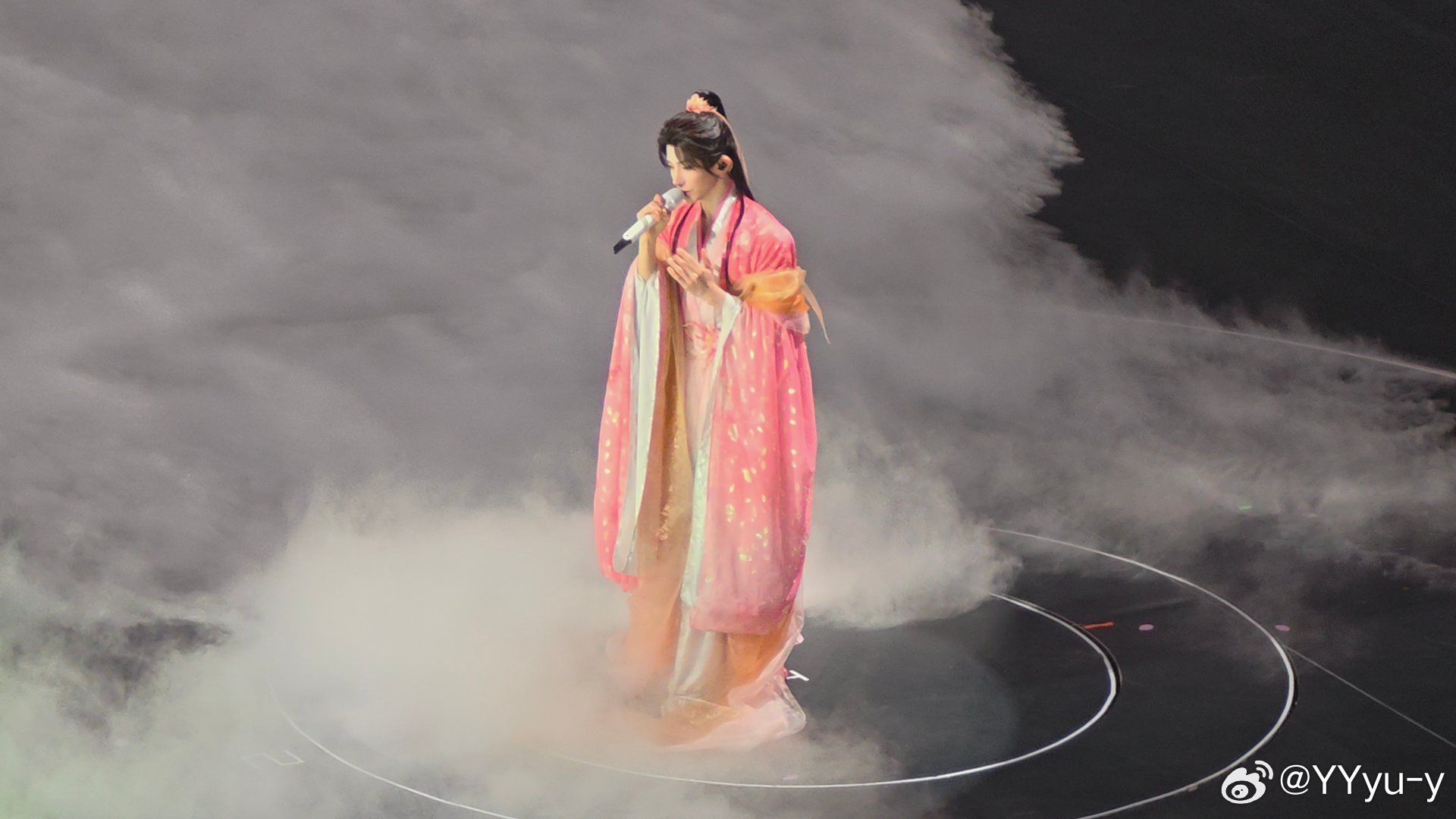 #刘宇# [爱慕]#刘宇宇宙诗人# 
仙子来的吧，好喜欢，好喜欢
​