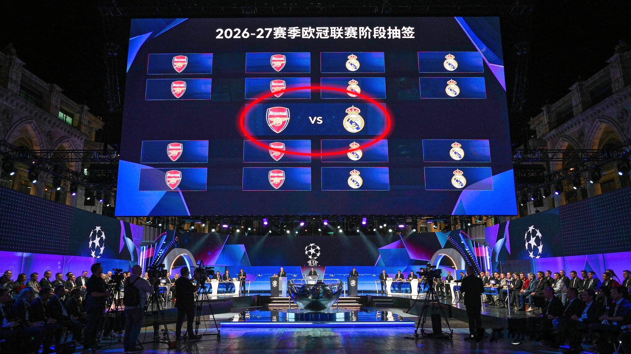 标题：欧冠抽签炸了！阿森纳主战皇马、曼城碰巴黎巴萨，巴黎抽到“地狱八轮”

导语：

8月28日凌晨摩纳哥抽签：阿森纳主战皇马客战拜仁；曼城主战巴黎客战巴萨；曼联主战拜仁客战马竞。

皇马主战国米客战阿森纳，卫冕冠军巴黎被评签运最差，首轮9月8-10日开打。

36队联赛阶段8场定生死，五大联赛硬仗