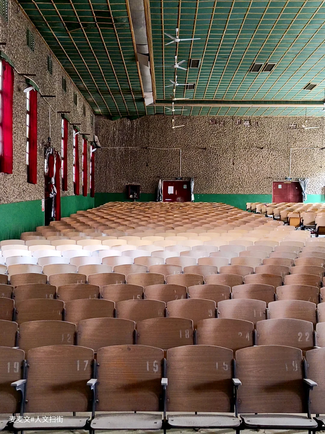 【沙坪坝】邂逅一座曲终人散后的梦核礼堂