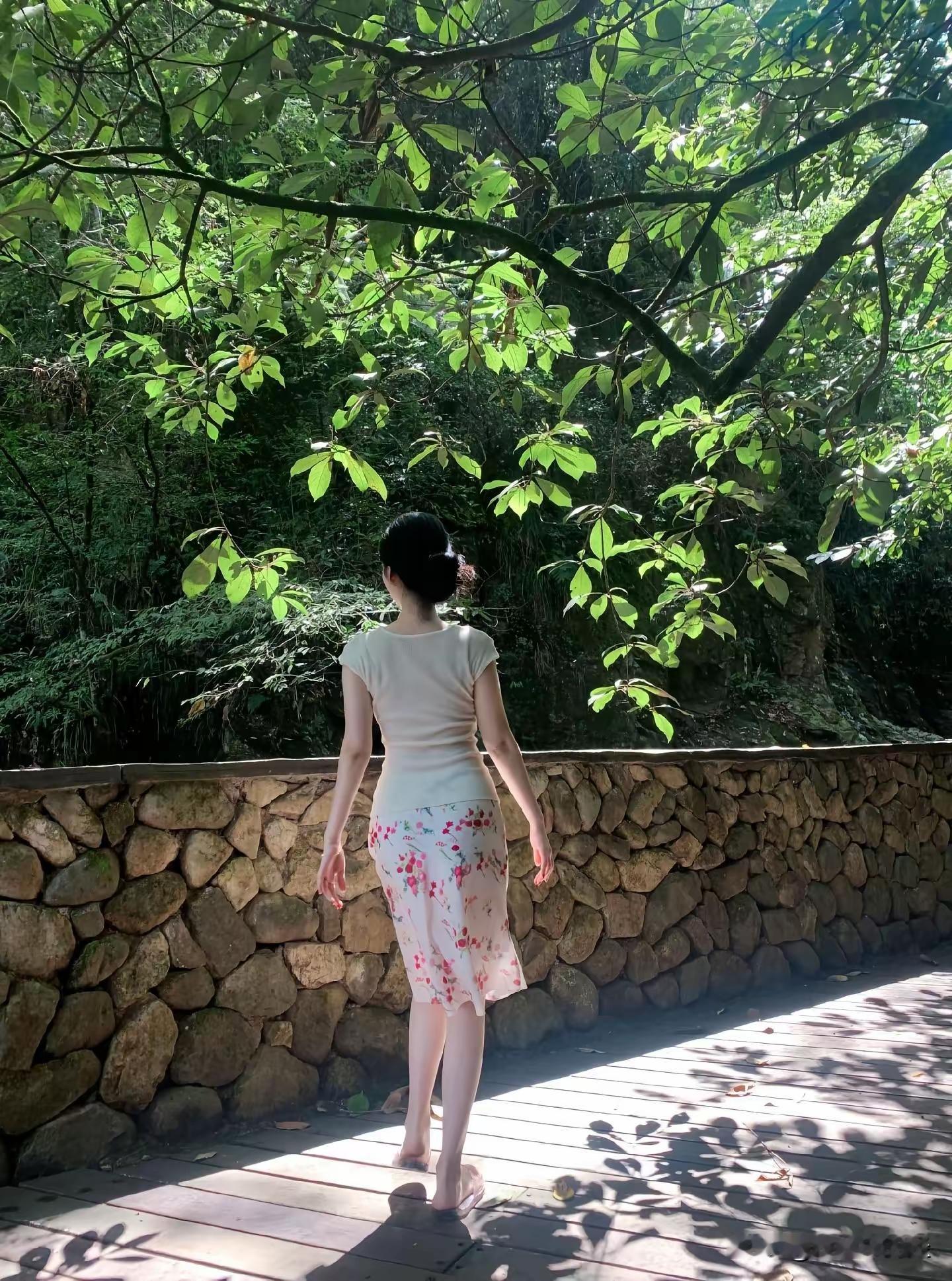 完美的背影，秀发披肩，身材超棒