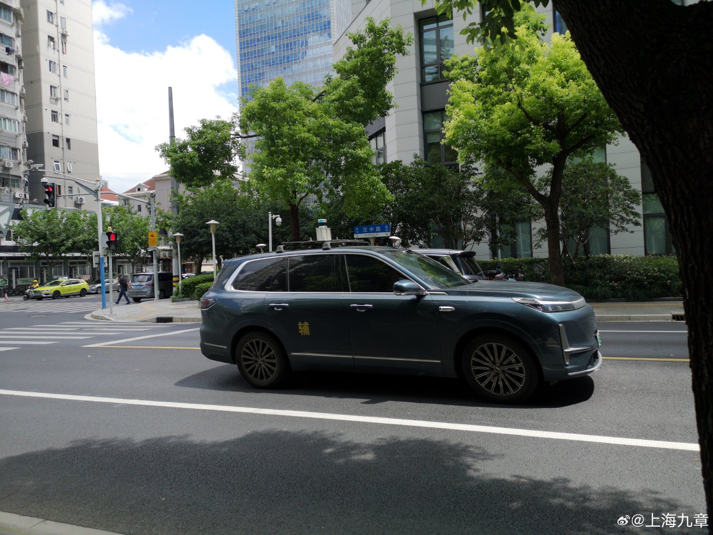 现在，上海市区道路上都出现“扫测车”！

不知道，这种获取数据方式，是否得到国家安全部门的许可？

要知道，有了这些数据，敌对势力，只要派佩戴武器的机器人、机器狗就能实施“巷战” ​