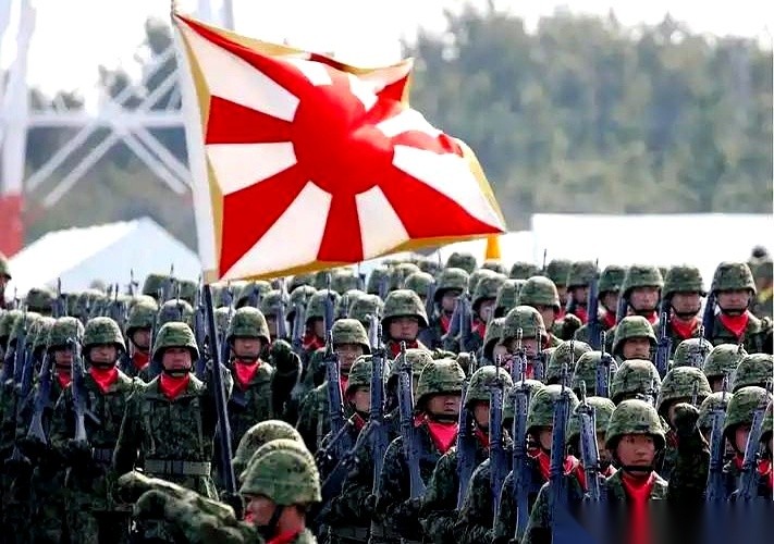 有个曾在美国深造过的日本军事专家抛出一套方案，说开战时要用西南诸岛的岸基反舰导弹、海峡里的宙斯盾驱逐舰和空中的F35战机，对中国舰艇搞“三路打击”。
这套在他们防务圈被热议的战术，其实是把自身缺乏纵深的阵地和雷达特征明显的大型军舰，主动摆到了别人优先清除的名单上。
日本近年持续采购弹药和扩建军事设施
