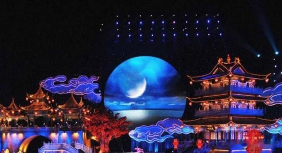2026央视中秋晚会刚开播，“晚会四美”的话题就直接冲上热搜，没有官方刻意造势，全是观众看完直播自发刷出来的口碑。
这次四位女演员最打动人的地方，是彻底跳出了娱乐圈晚会千篇一律的网红模板感：王晓慧的造型全无华丽珠宝与繁琐刺绣，一身素色长裙站在月下煮茶的舞台里，眉眼干净得像沾了雾的月光，自带烟火气里的