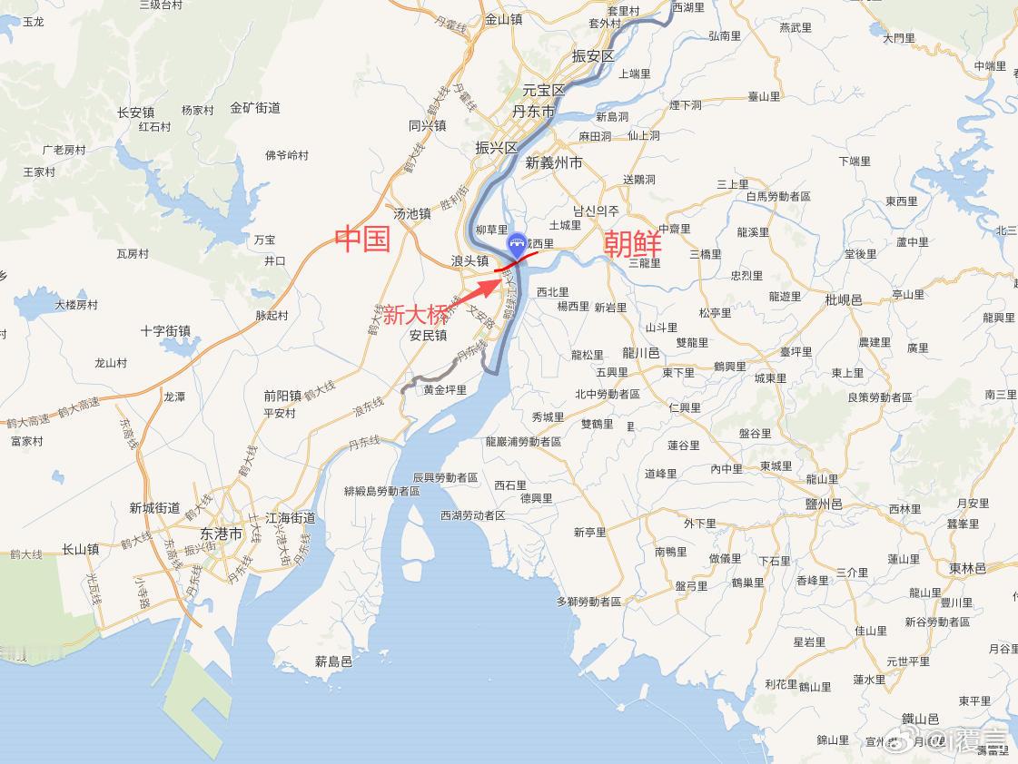 新鸭绿江大桥于2010年开工建设，中方承担全部的建设费用，总计约22亿元人民币。

2013年完成主桥合龙，原定于2014年竣工通车。但因为种种因素，直到现在，才确定通车，差不多是搁置了12年的时间。

原来的鸭绿江大桥修建于1937年，是日本人建的，公路仅有1车道，且超过20吨的车辆无法通行，早就已经没 ​