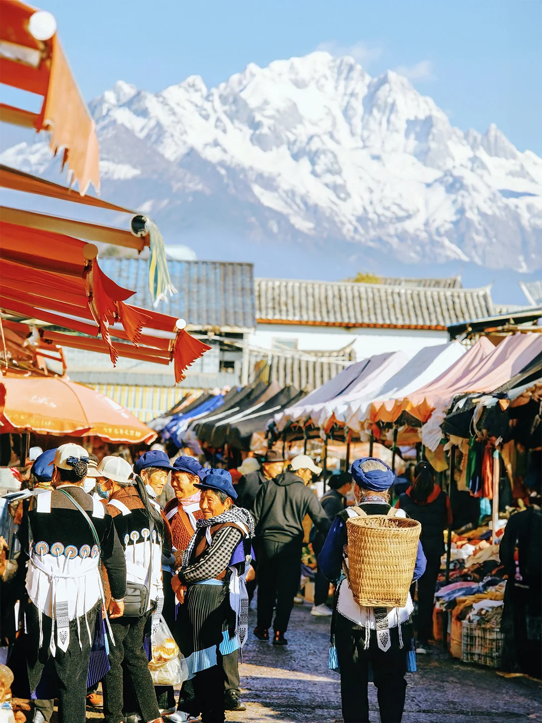 被雪山顶着的菜市场，云南独一份浪漫。