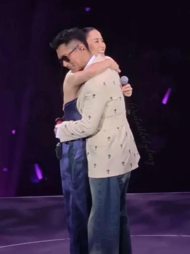 古天乐演唱会，合唱完就拥抱宣萱！网友：怕是为了抱她才办的演出😂

古天乐与宣萱合唱完，就迫不及待要与宣萱拥抱，这场面太甜了[飞吻]

古天乐演唱会邀请宣萱合唱，每次唱完歌，古天乐都迫不及待要与宣萱拥抱🫂，我也怀疑他不是来唱歌的，就是为了能和宣萱多抱一会才办的演出。

郎有情妾有意，网友们硬生生塞了一
