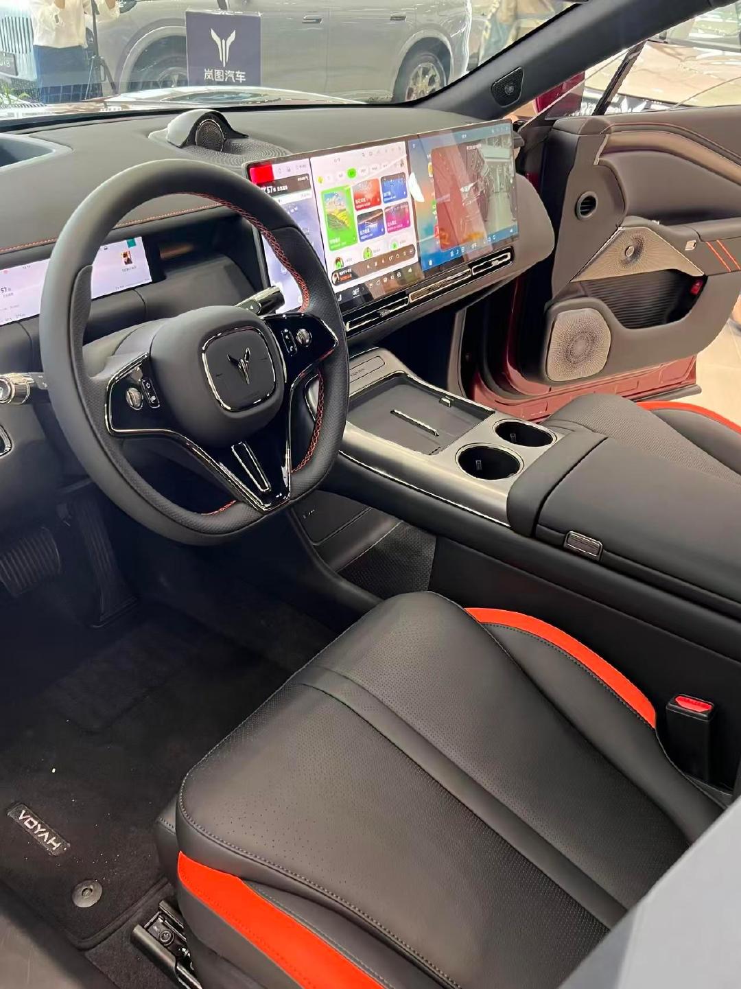 中大型纯电SUV，轴距3000毫米，CLTC最高740公里，全系华为乾崑ADS 5四激光雷达，支持5C超充，10分钟20%到80%，584到1744升后备箱。 ​