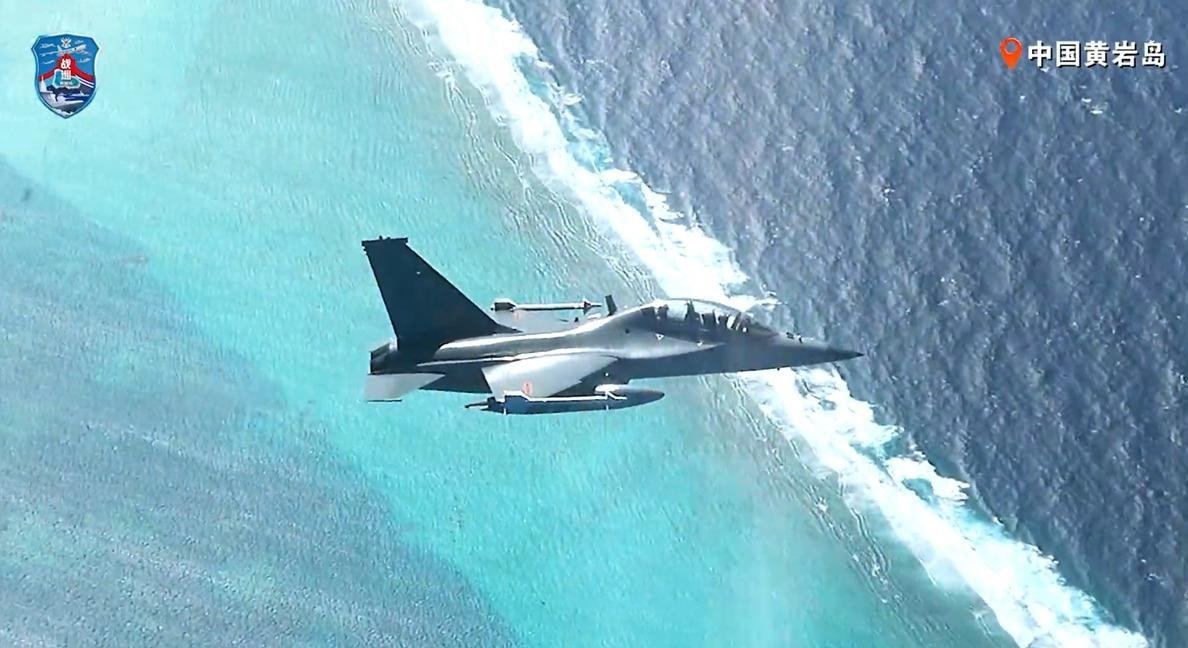 菲律宾公务机非法闯入黄岩岛领空，南部战区直接组织海空兵力依法警告驱离，说白了就是不留任何模糊空间。视频画面里教-10高教机和054B护卫舰都首次亮相黄岩岛战备警巡，连无人机锁定菲方飞机的画面都直接公布了。这就不是以前那种喊两嗓子就完事的节奏，而是把实弹值班和常态巡航摆到台面上，每一次靠近都要面对看得