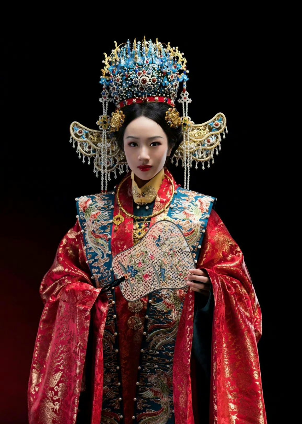 吴尊的女儿NeiNei，十五岁演绎传统凤冠霞帔。
这是为海外华人服饰博物馆拍摄的宣传大片，向海外展示华夏衣冠之美。
当古老的衣冠之美，展现在异国的展馆之中，也是另一种文化的传递。

不过，吴尊想到女儿出嫁估计心上会纠结吧😱
明星 吴尊
