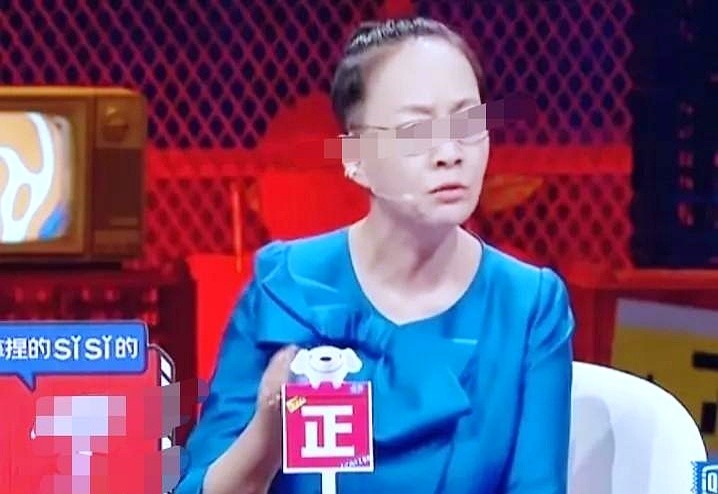 宋丹丹坐在《奇葩说》现场，直言特别后悔来，矛头直指旁边的蔡康永。

五年前的这番当面锐评没留半点客套。宋丹丹评价蔡康永说话像读散文诗，音色舒服，条理严密。但紧接着话锋一转：观点看着高级，逻辑根本经不起推敲，就像精致诱人的糖果，咬开却混着沙子。

演了一辈子小品的老派艺人，早就看透了人间百态，根本不吃
