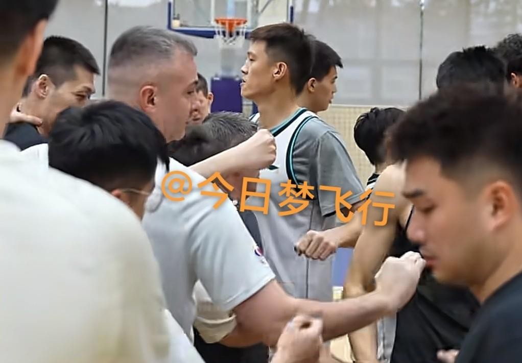 开局打成这样还能碰到宁波队，不得不说杜锋的运气确实不赖。
明晚七点半，宏远主场打宁波。
这场球对现在的广东队来说，简直就是送上门的练兵局。
宁波现在后院都快烧没了。
新赛季打到现在一场没赢，场场都是惨案：输北控24分，碰山西直接输了30分，连面对福建都能输19分。
球迷心态直接崩了，前两天