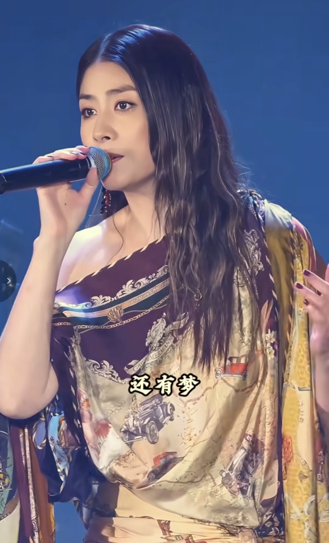 看了 54岁陈慧琳的状态，
我感觉娱乐圈的女明星们美容白做了，
因为我发现最好的美容就是，
过得轻松，内心自在。

结婚生子并不是促使女人衰老加快的重要原因，心累才是。

人家陈慧琳生了两个大儿子，她自己也年过半百，但是看起来像个三十多岁的姑娘。

一个女人你再怎么保养做美容，说白了只是外在的用功，