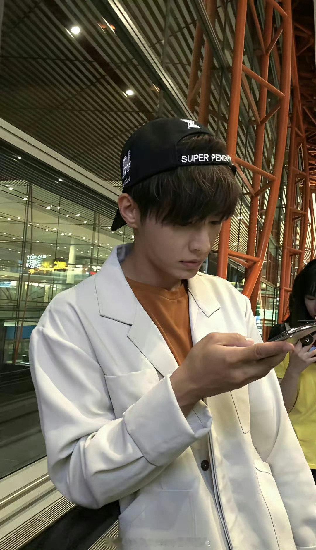 不得不说，炎亚纶放到现在男团中也是门面脸 ​