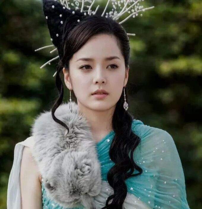 蔡琳直播揭开离婚真相，打破流传多年“语言不通”的传言。
38岁试管受孕，高龄孕期所有产检独自完成，生孩子当天自己开车去医院。曾经被称为中韩爱情佳话，浪漫开场，却败给孕期无人分担的孤独。
离婚后她独自带儿子定居济州岛，经济独立，不索要抚养费，也坦然安排父子见面。
婚姻里最可怕的从来不是 ​
