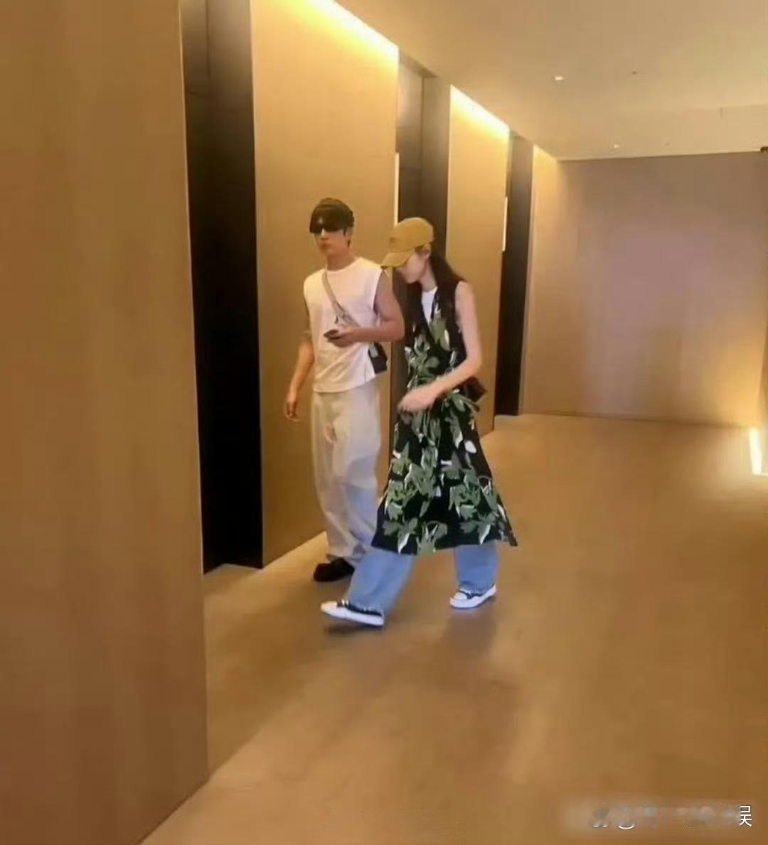 我被井柏然和刘雯同框照惊艳了！他俩站一起，时尚感爆棚。井柏然在圈里穿搭一直很有品，刘雯是国际超模，身材、气场、审美都没得说 ​