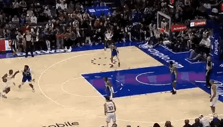 铁树开花 克里斯保罗投入一颗三分球！  这个球保罗带球过半场 防守他的...