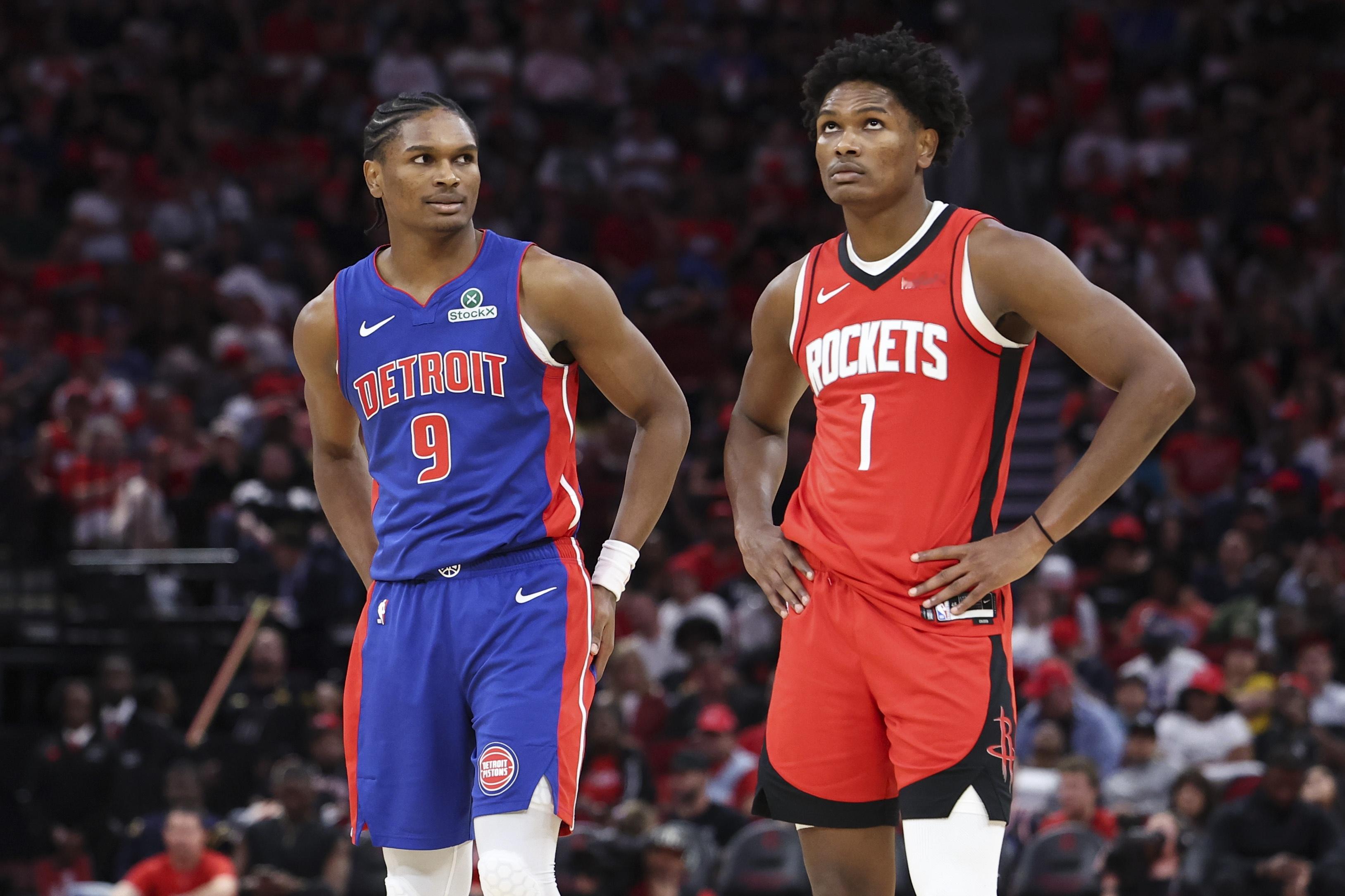 NBA记者文霍斯特和麦克马洪在一档播客节目当中谈到了火箭续约阿门汤普森。他们认为阿门汤普森在9月的前几天就能够完成提前续约，实在是有点太早了，时间点上也比较不寻常。因为当年火箭队在续约小贾巴里史密斯和申京的时候，可能并没有那么快。而当年火箭队在续约申京和杰伦格林的时候，都是在续约截止日之前才搞定的。