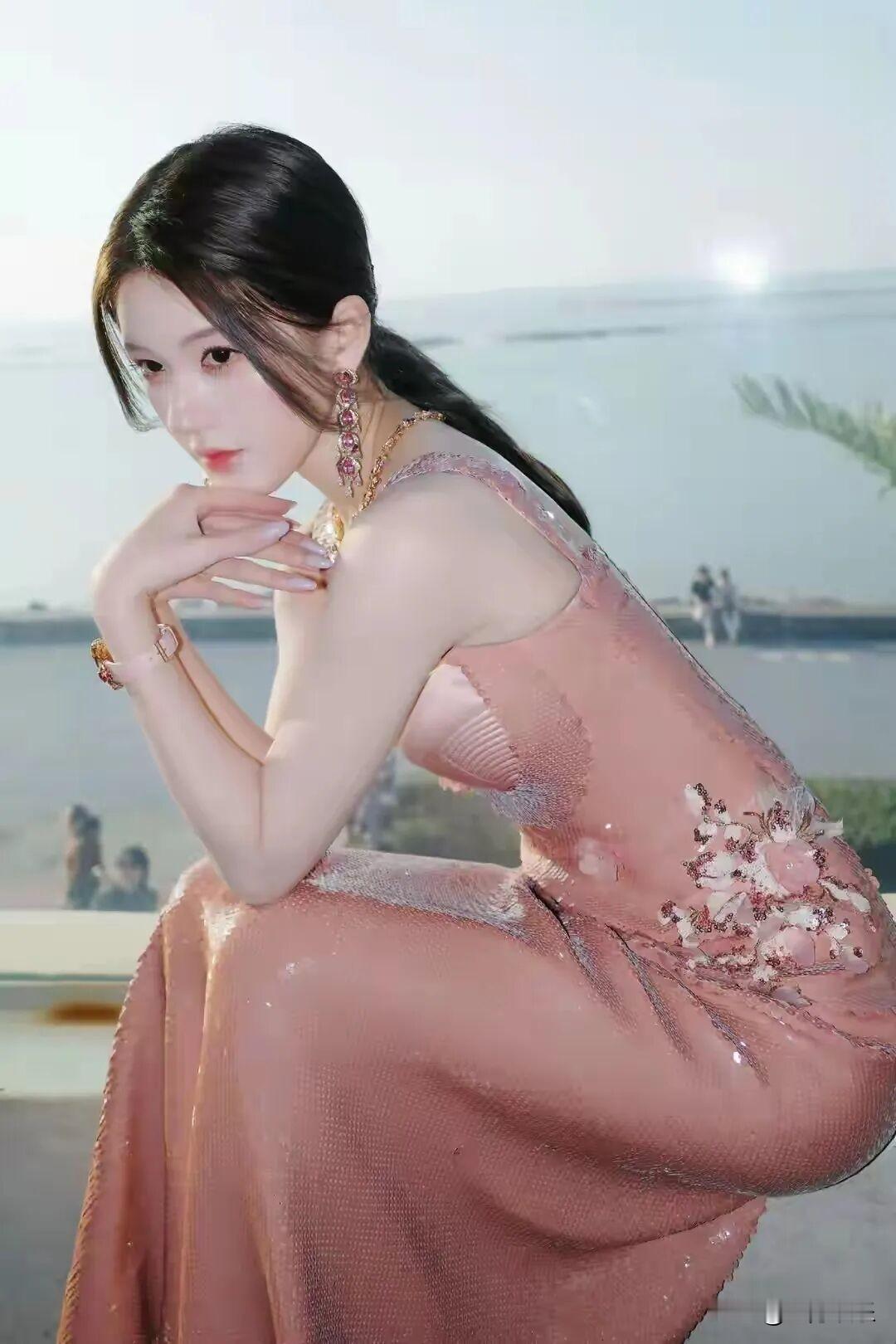 赵露思，星光大赏千万珠宝，完美诠释了王者归来