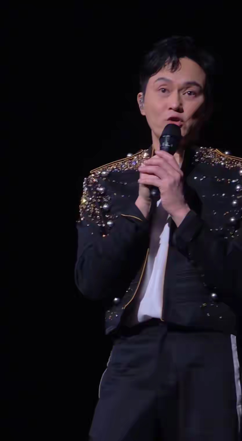 张智霖佛山演唱会这段真的看得人鼻酸，开演前他还在硬撑着调动全场气氛，想把情绪压下去。

结果唱到一半还是破防，拿着麦停顿了好几次深呼吸才说出，相识几十年的律师好友当天走了，以后固定凑局的麻将桌，永远要三缺一了。

哪里是舍不得牌搭子，是那些没被镜头拍进去的、凑了几十年的烟火日常，从此缺了一块。