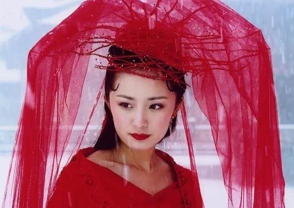 小时候家里电视机还是大头彩电，我们县电视台正在重播《聊斋》 。那年电视机前惊鸿一瞥，让我认识了聂小倩，也是高中时期的幂💚
后来，你渐渐走进更多人的视野。再次在荧幕上见到你是《神雕侠侣》中的郭襄，《仙剑三》的雪见和夕瑶。
有点神奇，那些年仙侠剧盛行，荧幕上从不缺古装美人，可每次让我 ​