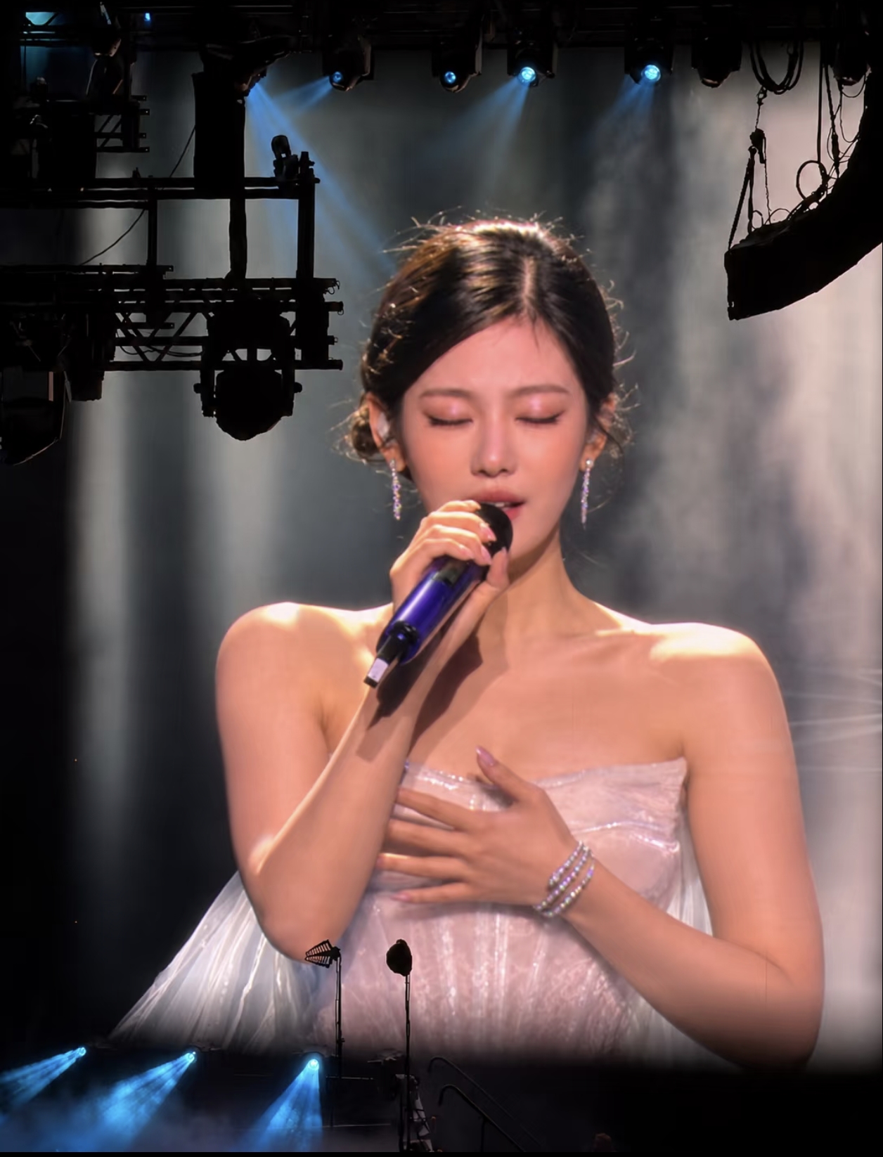 LA场宁艺卓，美到我想报警
不是，宁艺卓这张脸是真实存在的吗？
镜头一给到她，我直接呼吸暂停。
生图比精修还离谱，连头发丝都在发光。
她不是来开演唱会的，是来索我命的。
宁宁，你负责美，我负责被美到失去语言系统。
救命，我手机都烫了，美到想给全世界发传单：宁艺卓，巨好看！