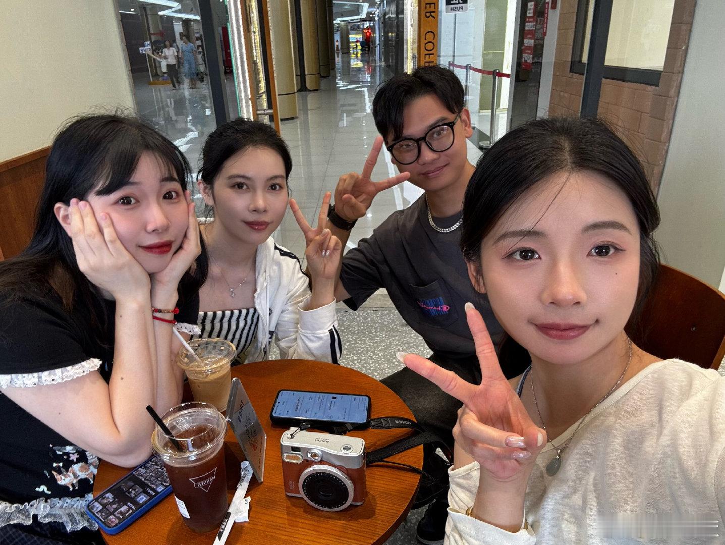 丧浩回国啦[泪]
我全世界最坚固的搭子
两个孤寡老人相依为命
555555 为什么不在我还没找到工作的时候回来！ ​